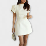 Lily - Mini robe avec décolleté dans le dos et nœud et manches courtes