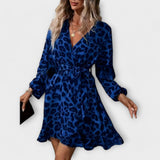 Robe élégante à imprimé léopard, décolleté en V et bretelles ajustables