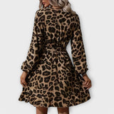 Robe élégante à imprimé léopard, décolleté en V et bretelles ajustables