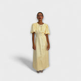 Josephine - Maxi robe en couleur jaune beurre avec design respirant