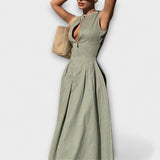 Robe courte sans manches avec plis et coupe ajustée midi