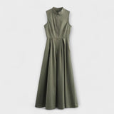 Robe courte sans manches avec plis et coupe ajustée midi